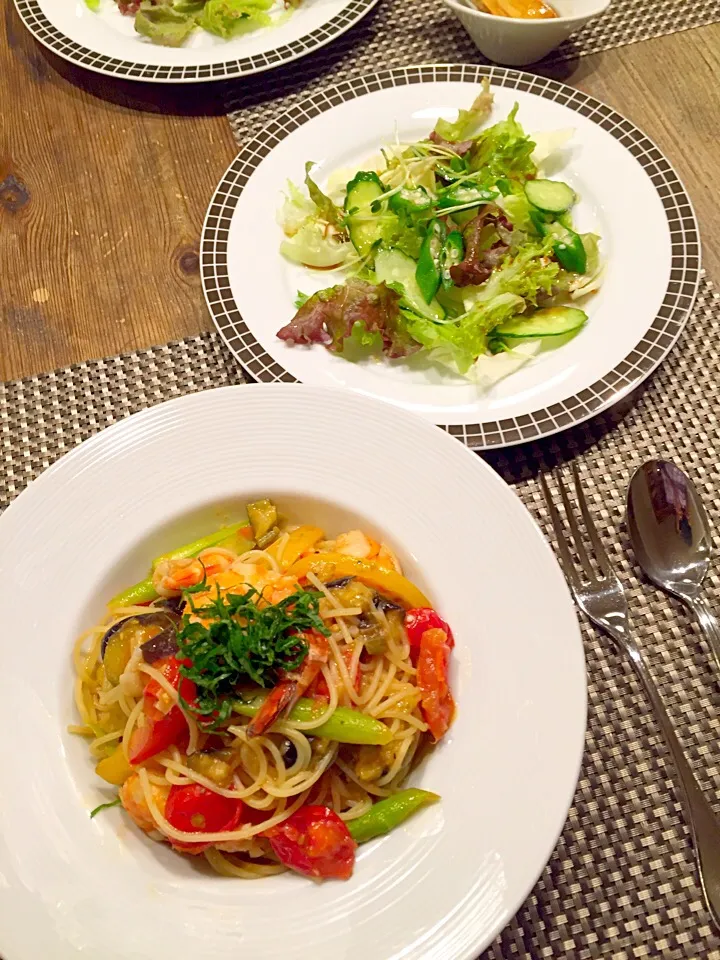 Snapdishの料理写真:休日パスタ🍝海老と夏野菜のペペロンチーノ🍤🍆🍅🍃グリーンサラダ🌿|まみりんごさん