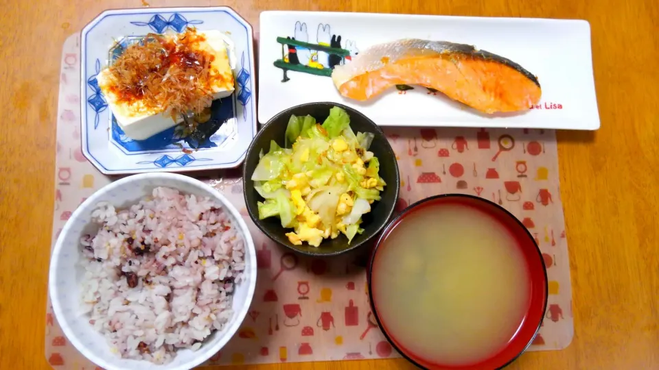 ８月５日　鮭の塩焼き　キャベツと卵の炒めもの　冷奴　しじみのお味噌汁|いもこ。さん