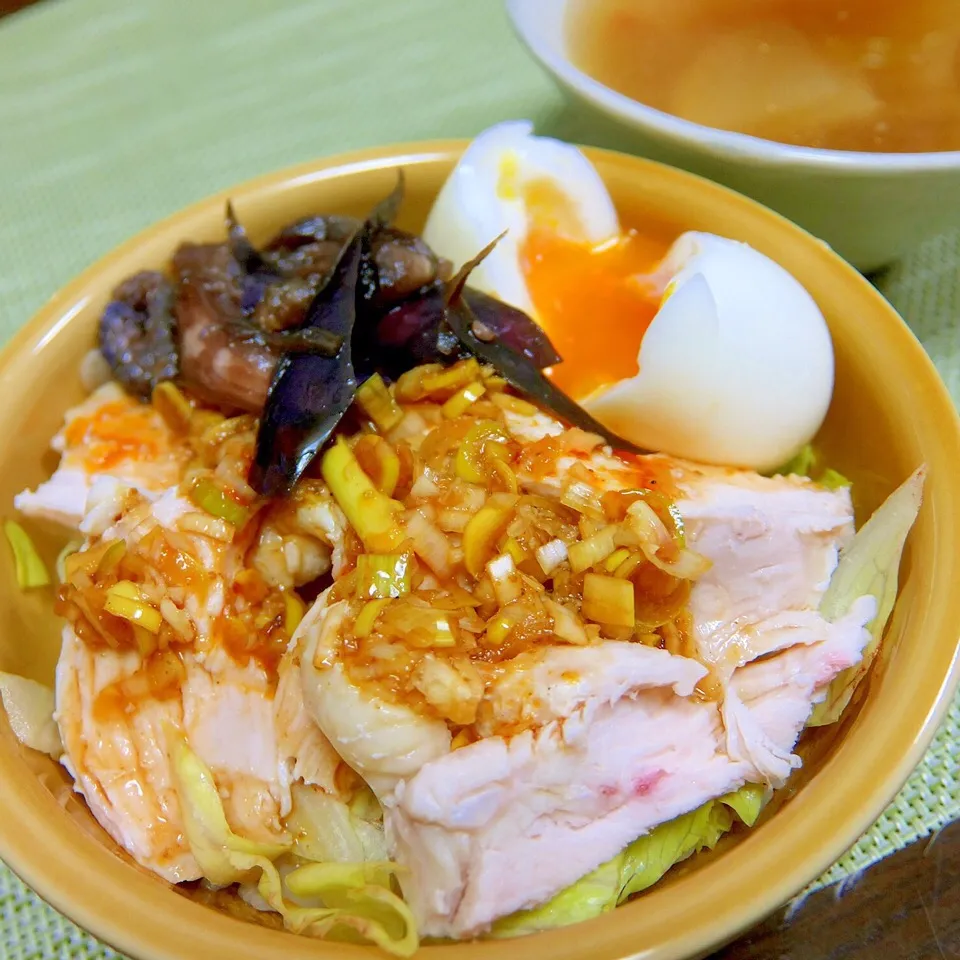 Snapdishの料理写真:ゆで鶏ピリ辛ソース丼。鮮度の一滴にラー油とネギを合わせピリ辛に。|MAYUKOさん