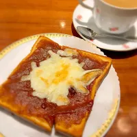 Snapdishの料理写真:丸福珈琲のカレートーストとカフェオレ|yumikoさん