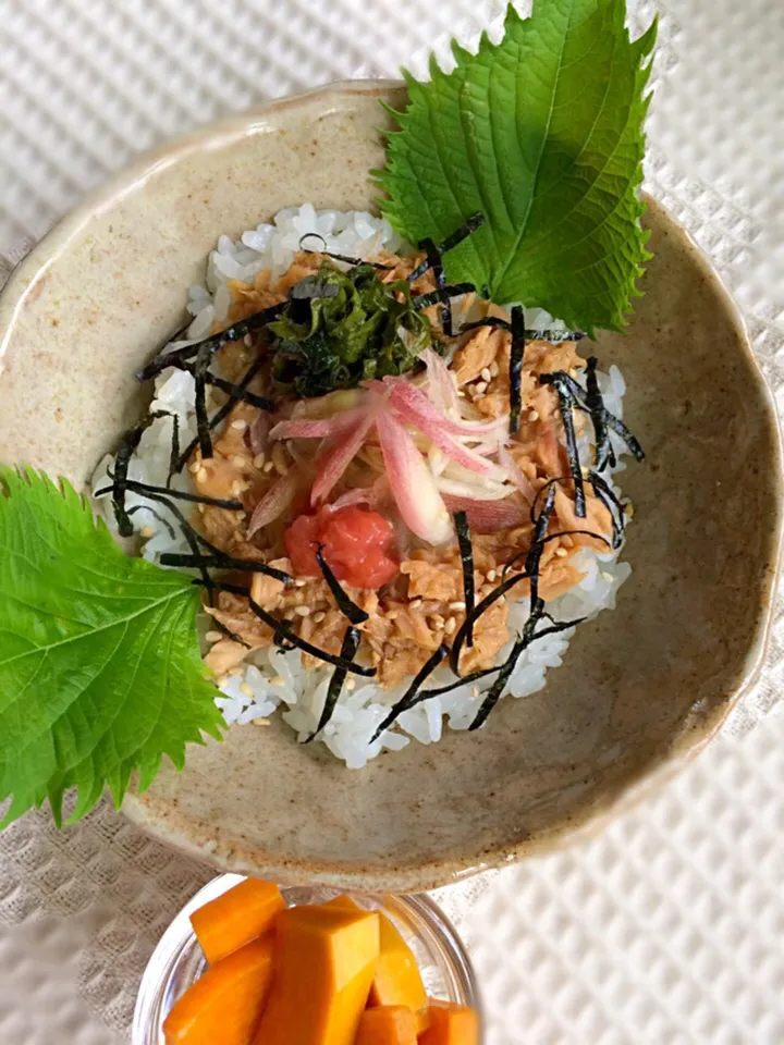 おちゃわんさんの料理 残りご飯で梅とツナ缶のさっぱり丼♪ 祝🎀😊 ニンニク醤油漬け大葉とよく合う♡|あまねこ🌿さん