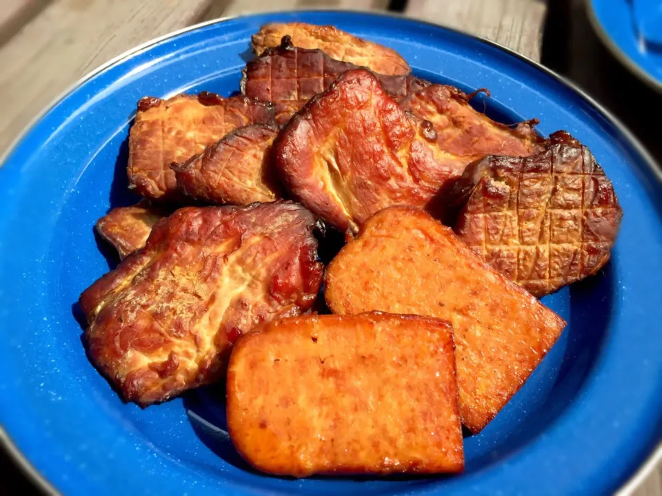 Snapdishの料理写真:豚肉の醤油麹漬けの燻製&スパムの燻製|Tomiko Muramatsuさん