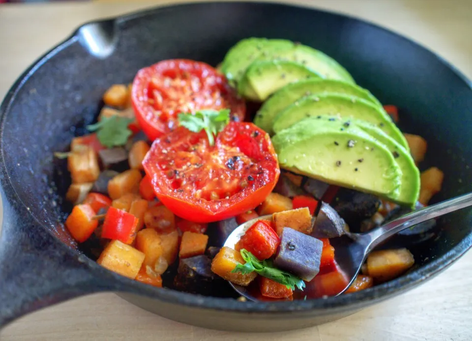 Brunch - sweet potato/purple potato hash with roasted tomato and avocado|coxiella24さん