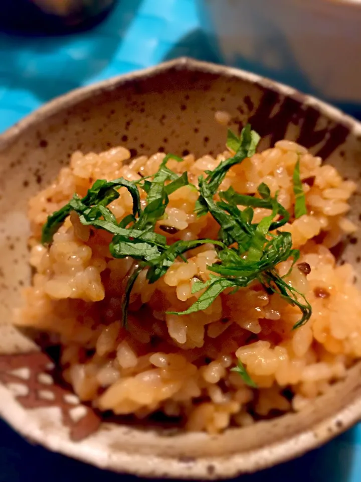 トマトご飯を混ぜ混ぜして、上に青じそを乗せたら、トマトの酸味と塩昆布の塩味の青じその爽やかな香りがマッチして本当に美味しかった🍅|うきさん