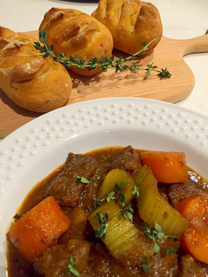 Snapdishの料理写真:Gluiness Beef Stew with Home made French Country Mini Loaves|Aunty Gさん