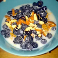 Snapdishの料理写真:Raisin brand +blueberries and almonds|sofia freedさん