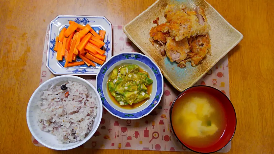 ８月７日　豚カツ　アボカドの薬味ぽん酢和え　にんじんピクルス　お味噌汁|いもこ。さん