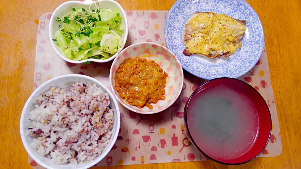 ８月８日　鯖の粒マスタード焼き　レタスサラダ　納豆　わかめスープ|いもこ。さん