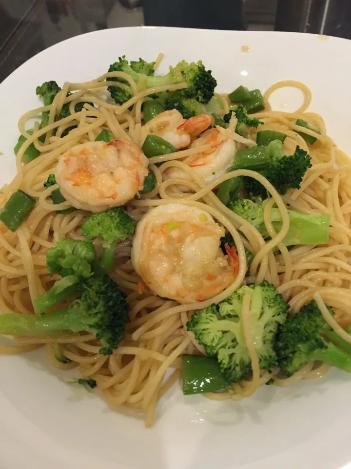 Snapdishの料理写真:Spaghetti with shrimps and broccoli|Darren Loさん