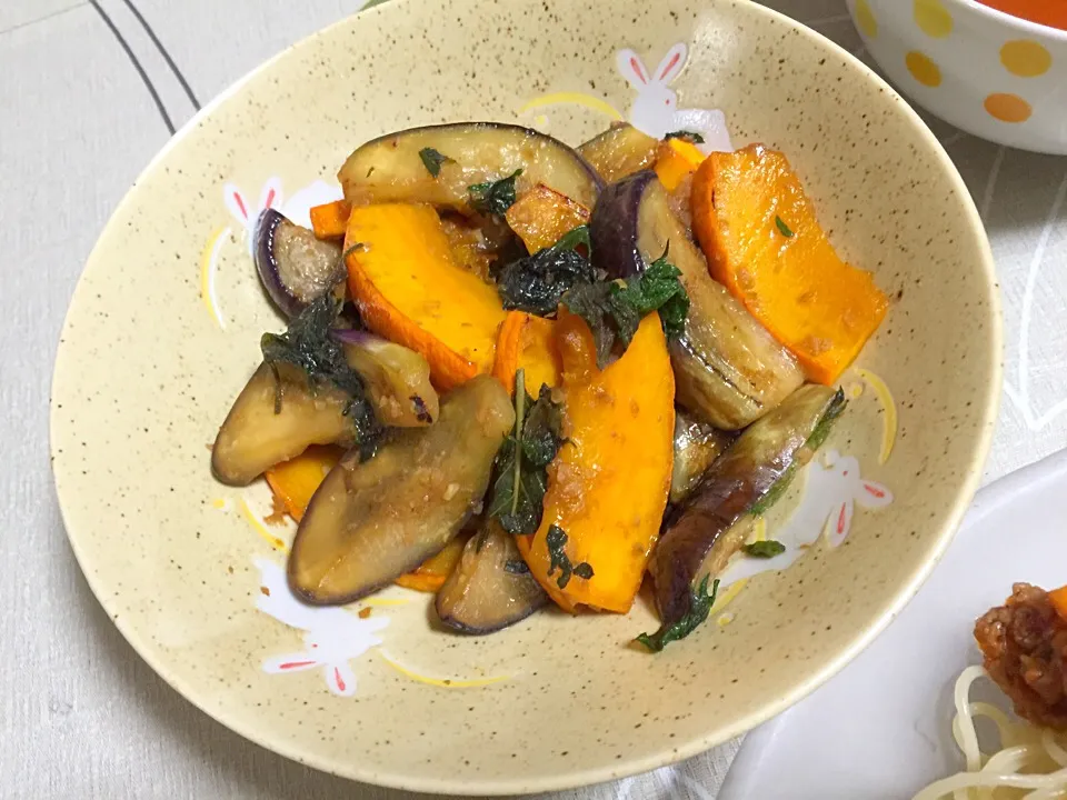 丸茄子とコリンキーの牡蠣油炒め
丸茄子がトロトロ😍|tabyさん