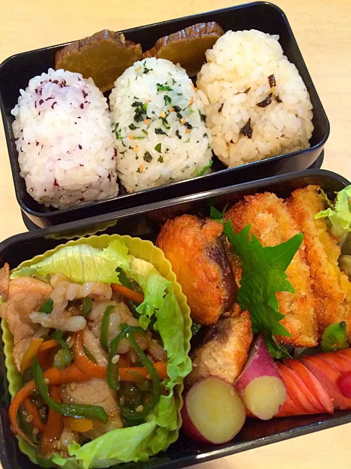 Snapdishの料理写真:男子弁当 豚ロース生姜焼き

#俵おにぎり #豚ロース生姜焼き #椎茸肉詰め #カレーコロッケ #ウィンナー #サツマイモ蜂蜜煮 #いぶりガッコ|Booパパさん