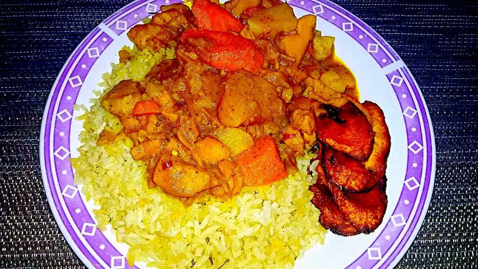 Spicy Curried Conch with Dirty Rice and Fried Plantains.|Juan Simmsさん