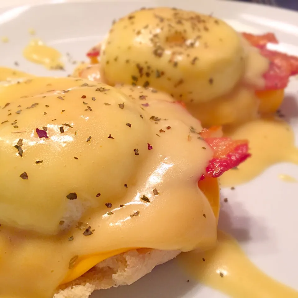 Eggs Benedict for dinner|TJ McAfoosさん