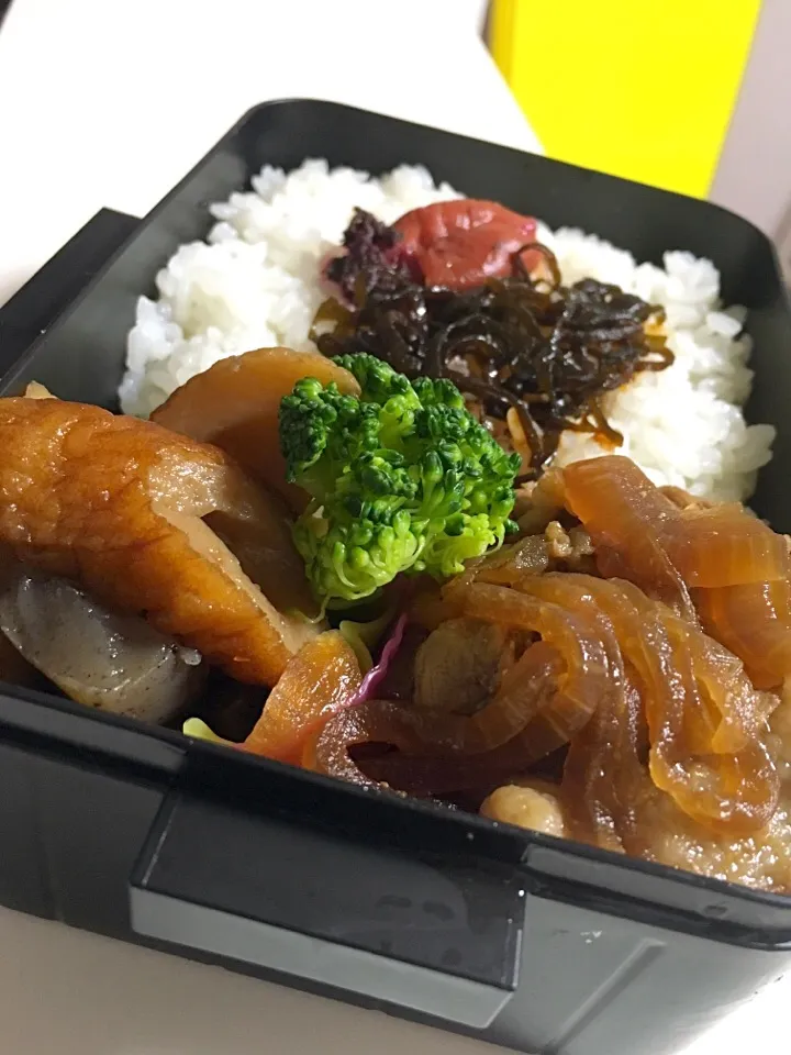 Snapdishの料理写真:夜勤のお弁当☺︎  生姜焼き ちくわとこんにゃくの甘辛煮|あんみさん