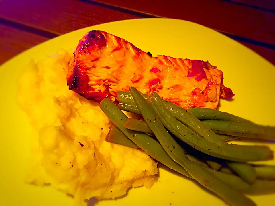 Snapdishの料理写真:Fresh caught salmon (by us today on Lake Michigan), green beans out of the garden and potatoes from Kitchen farms down the road. Up north Michigan at its best!!|Liesel Ryanさん