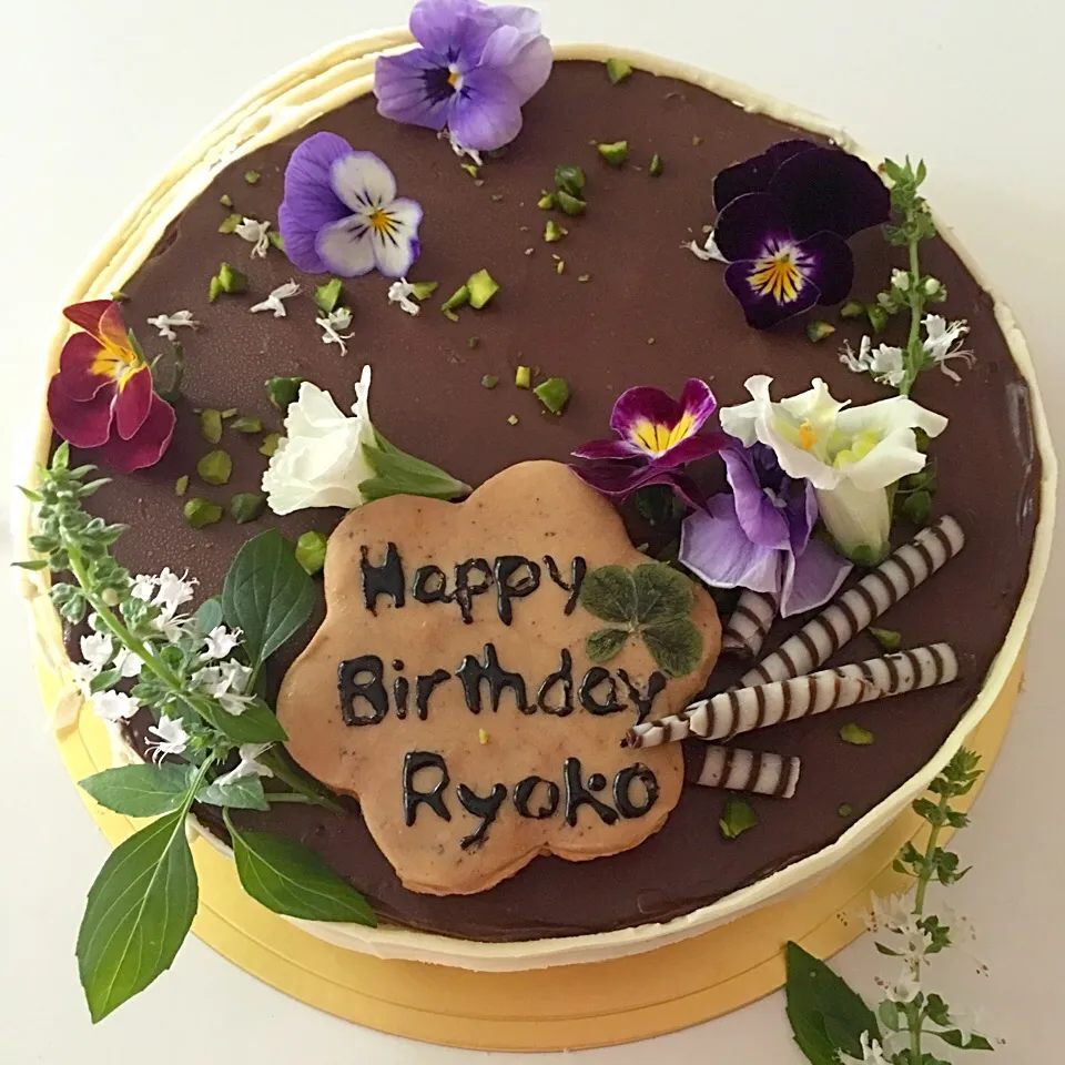 エディブルフラワーを載せたチョコとナッツ載せたお誕生日ケーキ|いしいまきさん