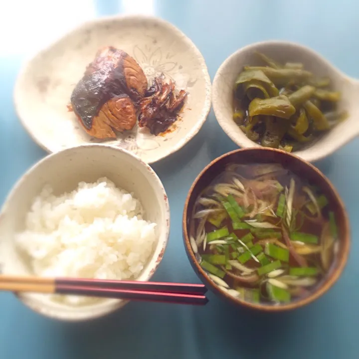 おひるごはん。
ブリの照り焼き
ピーマンの煮浸し
ミョウガとネギのお味噌汁
ごはん|空飛ぶペンギンさん