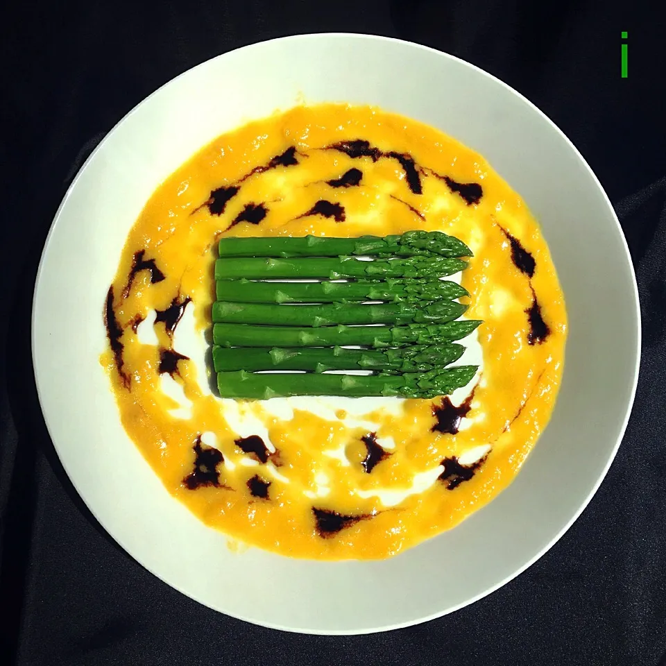 アスパラガスにパプリカソースを添えて【Boiled asparagus / paprika sauce on the side】|izoomさん