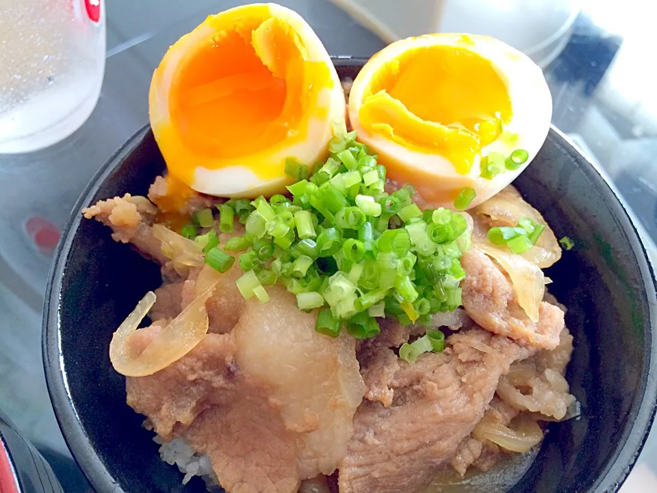 ブタ🐷っ丼 煮卵っぽいののせて❤️|きのこせんぱいさん