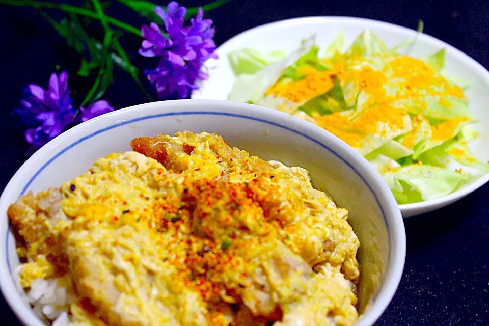 Snapdishの料理写真:カツタレ丼  キャベツタレをかけて💦😰|Hiroshi  Kimuraさん