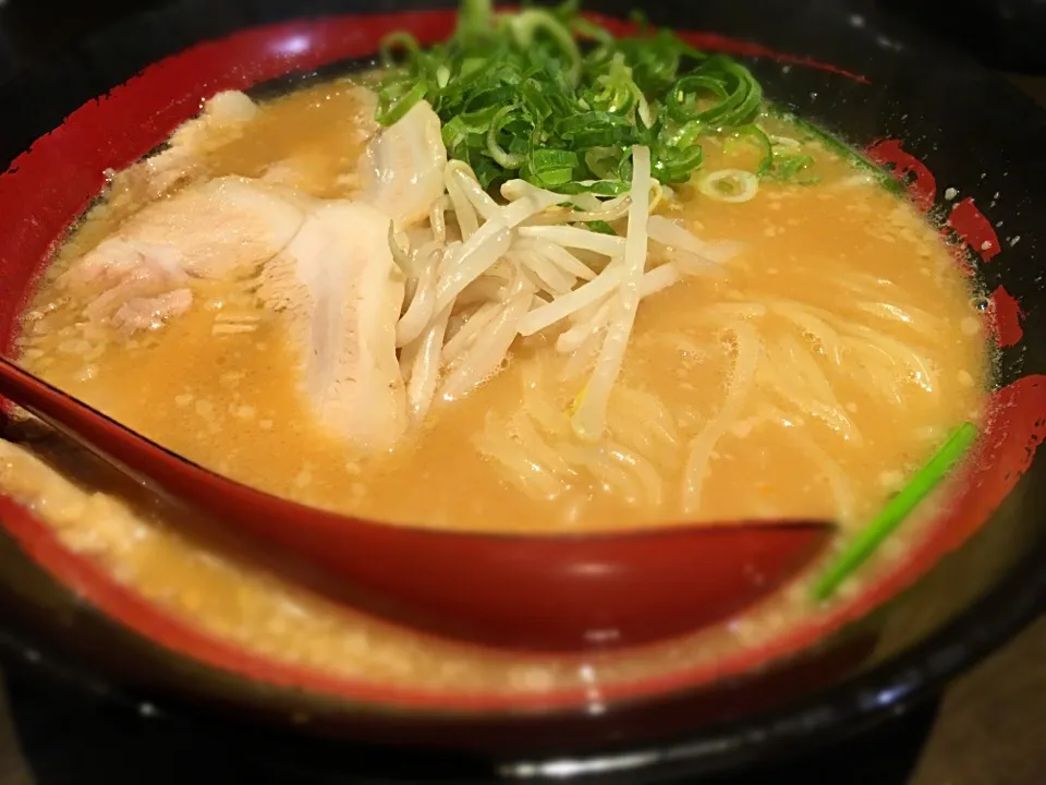 ラーメン四天王
いつものあのチェーン店ですな。
味噌ラーメン 770円
スープは化学調味料タップリの味で
とても美味しい！体に良いかは別としてww|長谷川盛夏さん