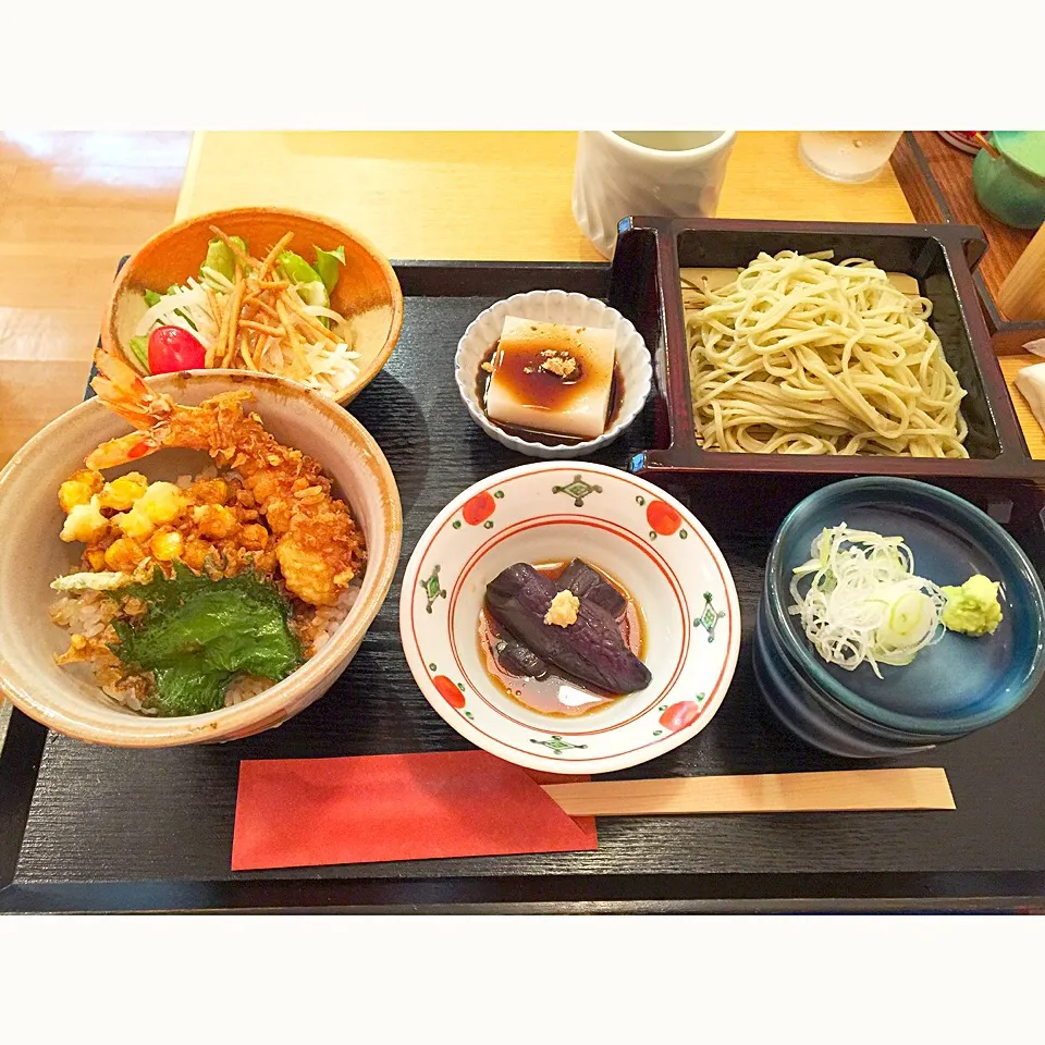 ミニ天丼ランチ  一番のお客さんだったからか、打ち立ての十割そば、ミニ天丼、小鉢、サラダ、デザートが付いて1200円は凄くお得だと思います。かえしも好み^ ^|lazy104さん