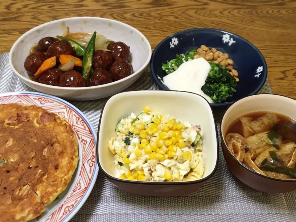 鶏団子の甘酢あんかけ・ネバネバ4兄弟・具沢山味噌汁・くるくるマカロニサラダ・ソーセージのオープンオムレツ|美也子さん