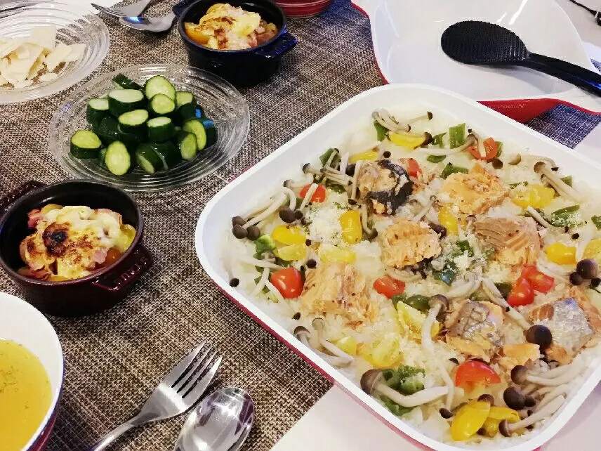 今日の夕食　鮭の水煮缶の和風パエリア、きゅうりのピクルス、ミニトマトのタルタルソース焼き|pinknari🐰🌈さん