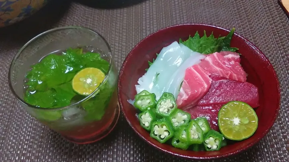 Snapdishの料理写真:海鮮丼～本まぐろ中落ち、烏賊、おくらにシークワーサー
青じそとシークワーサーのモヒートで乾杯|バリィちゃんさん