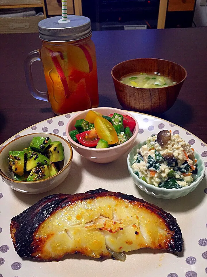 ⭐️銀だらの西京焼き
⭐️甘味噌白和え
⭐️オクラとミニトマトのサラダ
⭐️やみつきアボカド
⭐️長ネギと細ネギの味噌汁
⭐️デトックスウォーター（ピンクグレープフルーツ・みかん・りんご）|よっちぃさん