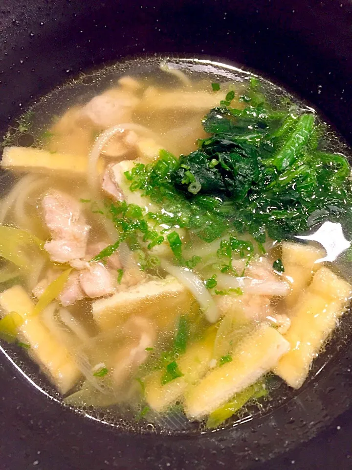 Snapdishの料理写真:今日は1人ご飯💛柔らか鶏煮込みうどん🍲|まみりんごさん