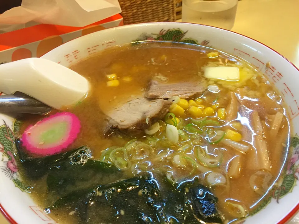 Snapdishの料理写真:【北海道湯巡り中】味噌バターコーンラーメン|hiroさん