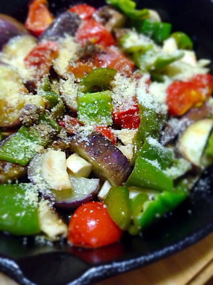 久しぶりのピン飯スキレットは〜夏野菜をニンニクオイルでアヒージョ風のグリル焼き💖|こなちゅんさん