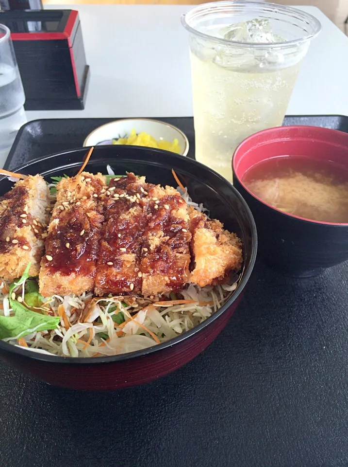 【競輪場メシ】西武園競輪場のソースカツ丼とハイボール|あつしさん