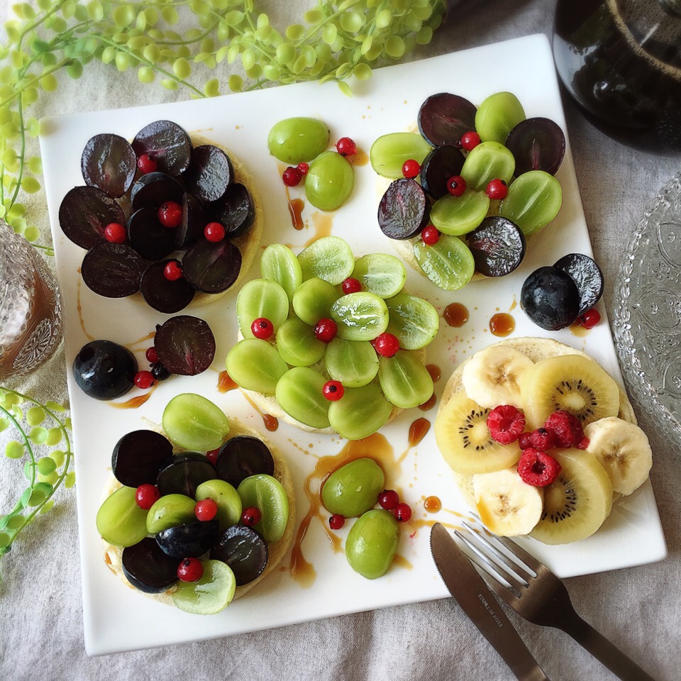 シャインマスカットと巨峰のオープンサンド ひなうた Snapdish スナップディッシュ Id Bkemea