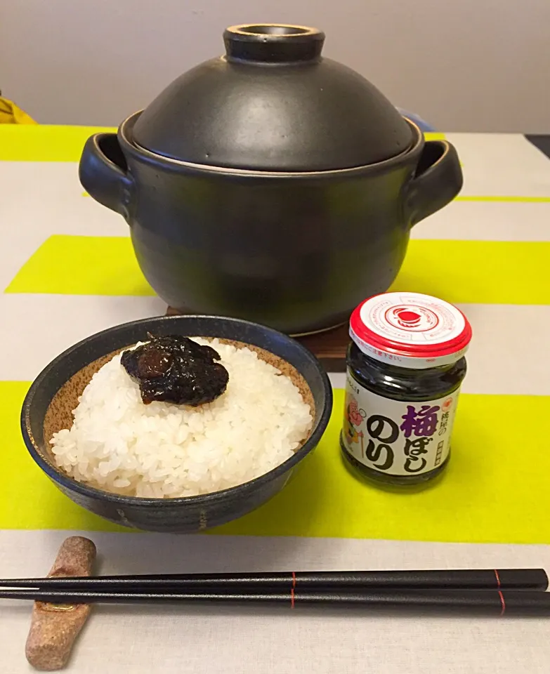 Snapdishの料理写真:けふの昼餉は自宅で1人と1匹なので、ぬこにご飯あげた後は、フリーダムにご飯炊いて海苔佃煮というお気楽メニューですのよ🍚|にゃあ（芸名）さん