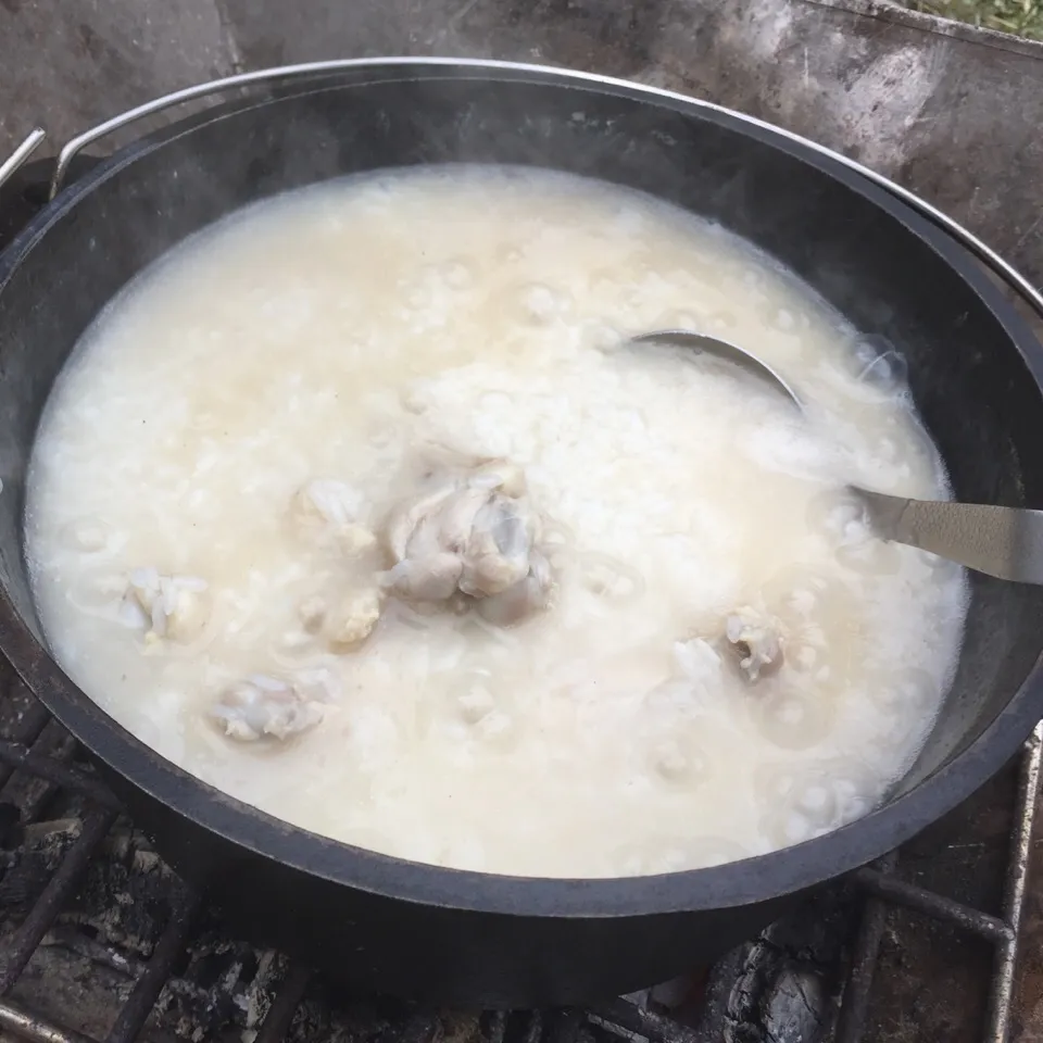 キャンプ飯〜
ダッチオーブンde簡単🎶
中華風鶏がゆ😋😋😋|いしくん。（たまご王子🥚🐣🐥🐔）さん