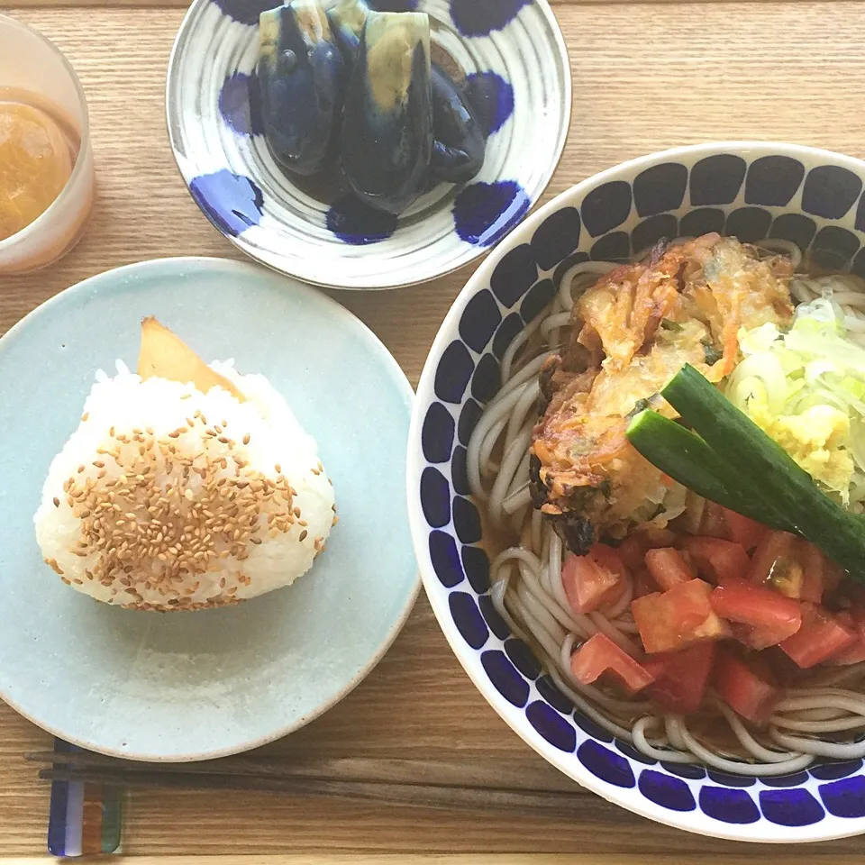 冷やしうどん、ナスの漬物、シャケおにぎり、いちじくのコンポート|Chieko Tanakaさん