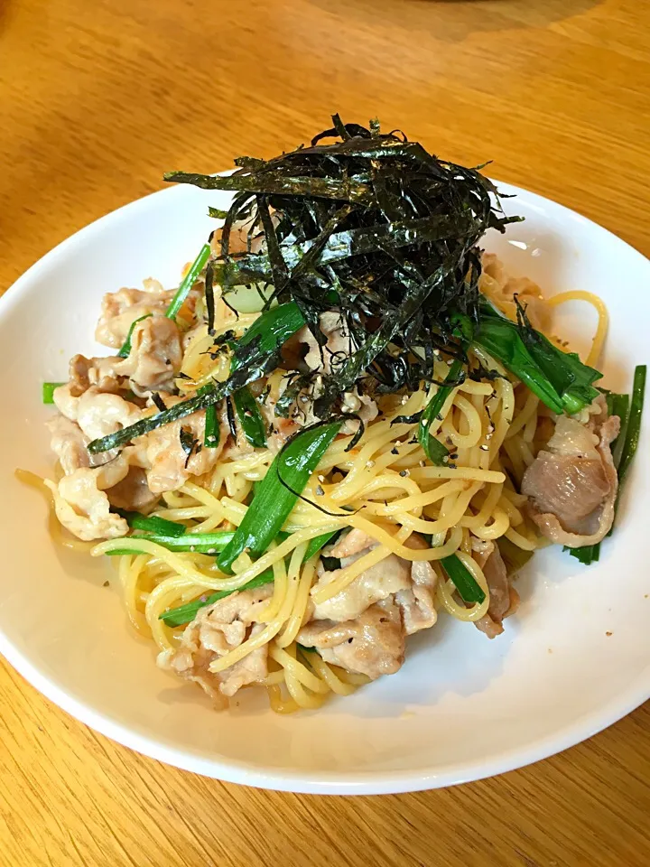 豚とニラのバター醤油焼きそば|まつださんさん