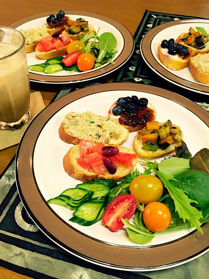 ブルスケッタでランチ🍅🇮🇹🍅🇮🇹🍅🇮🇹
夏休みで従姉妹の家で大人ランチ💕
子供達は、サンドウィッチ😋|葉っぱのおさらyokomamaさん