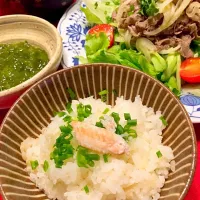 Snapdishの料理写真:白だしで蟹缶の炊き込み御飯  牛しゃぶサラダなど😊