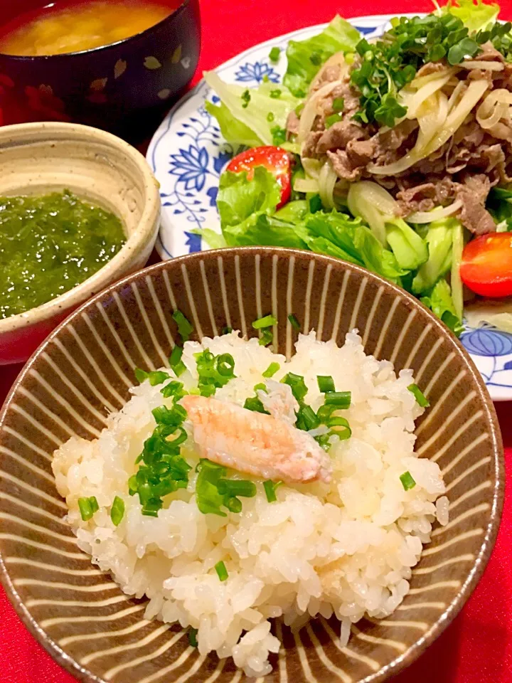 白だしで蟹缶の炊き込み御飯  牛しゃぶサラダなど😊|まるまさん