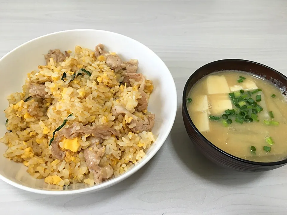 豚肉と大葉のチャーハン、みそ汁|mikiさん