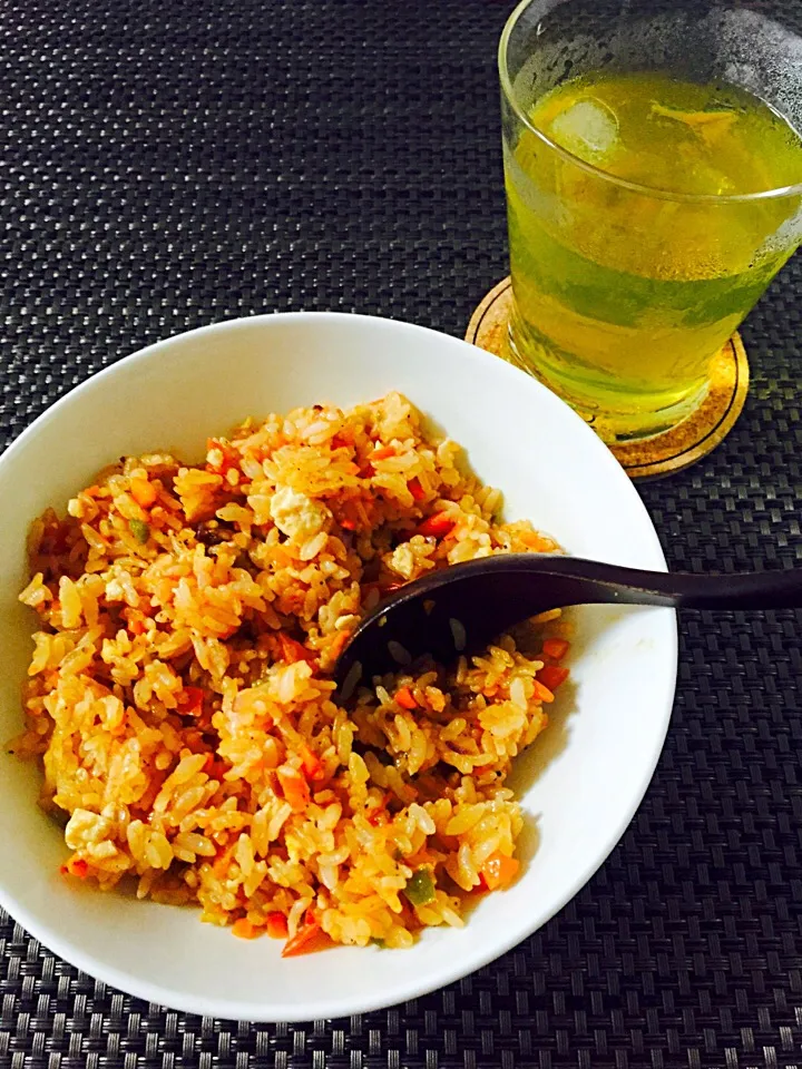 トマト炒飯🍅野菜の端っこで作りました😆|葉っぱのおさらyokomamaさん