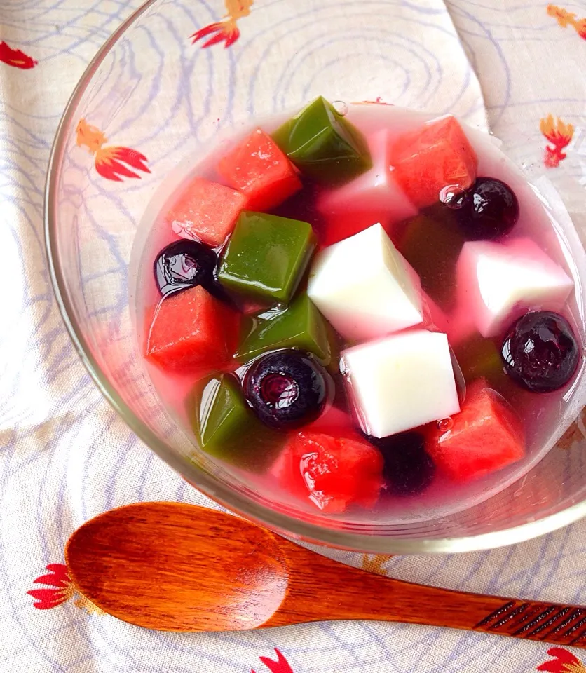 抹茶寒天と牛乳かん 自家製プラムシロップに🍉&ブルーベリーで みつ豆風〜💓|Hollyさん