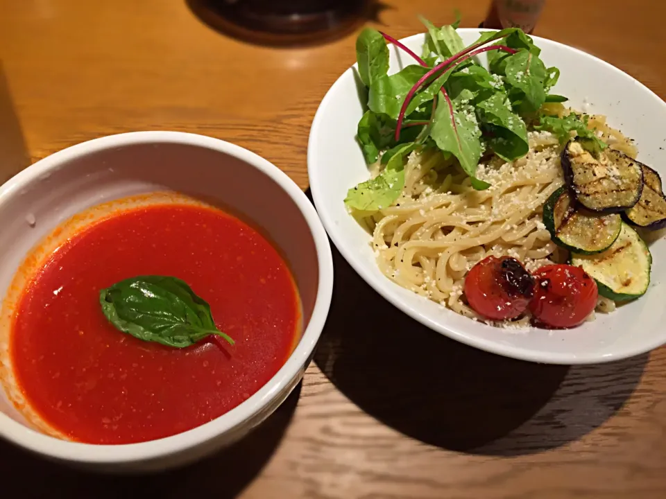 夏季数量限定 ”夏野菜とハーブチキンの冷やしトマトつけ麺|toshi,I🍴さん