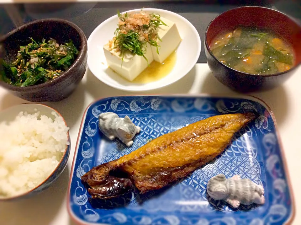 Snapdishの料理写真:晩御飯 鯖の文化干し、奴、おかひじき、わさび菜、徳島のワカメでおしたし、ナメコとワカメのお味噌汁  と 土鍋で炊いたご飯|Takeshi  Nagakiさん