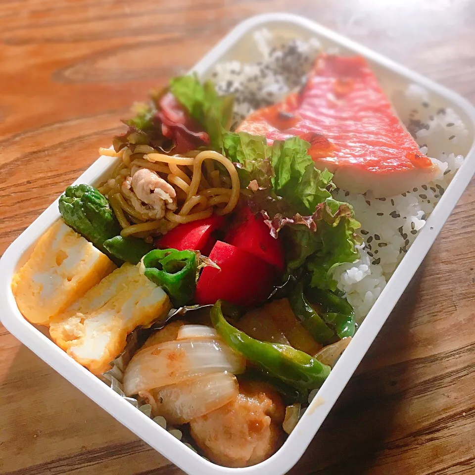 今日のお弁当
・金目の塩焼き
・鶏肉団子の甘辛焼き
・出汁巻き
・ちょこっと焼きそば|akiさん