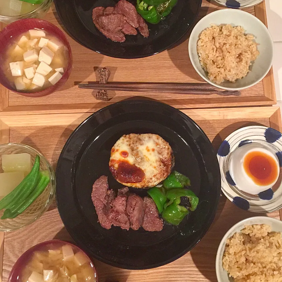 丸なすの味噌チーズ焼、ステーキぼたんこしょう添え、加賀太きゅうりの煮物、ジーマミー豆腐、豆腐たみょうがの味噌汁、玄米ごはん。|Chieko Tanakaさん