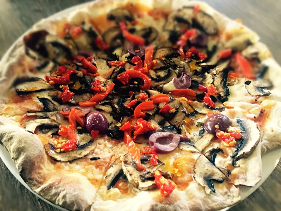 Vegetarian Pizza: Mozzerella, mushrooms, olives, roasted peppers and chilli|Sergio Lacuevaさん